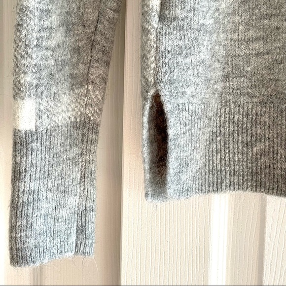 Old Navy Grey and White Buffalo Plaid Soft Cozy Crewneck Sweater Women’s XS - Picture 6 of 7